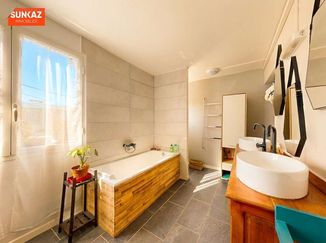 Maison 97 m² à Saint-Pierre  - photo 5