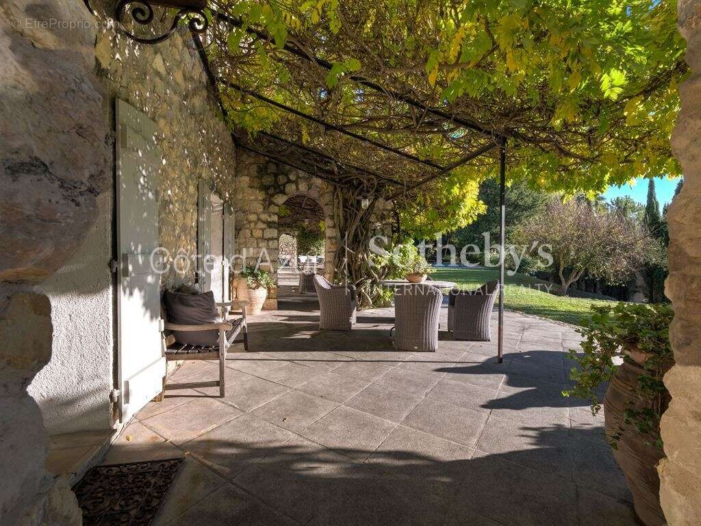 Maison à CHATEAUNEUF-GRASSE