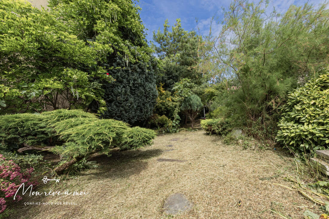 Maison de 168m2 lumineuse et au calme avec piscine, jardin et parkings - photo 17