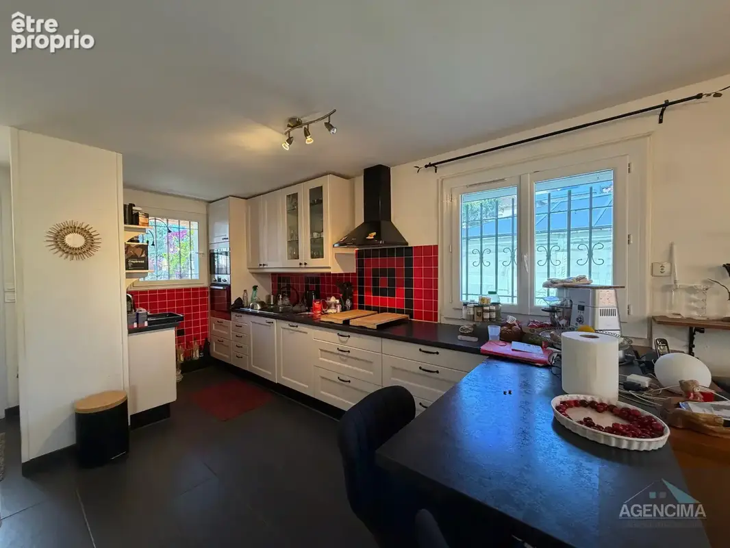 Une villa d'exception, idéalement située à deux pas du centre-ville et de l'étang de Thau. - photo 4