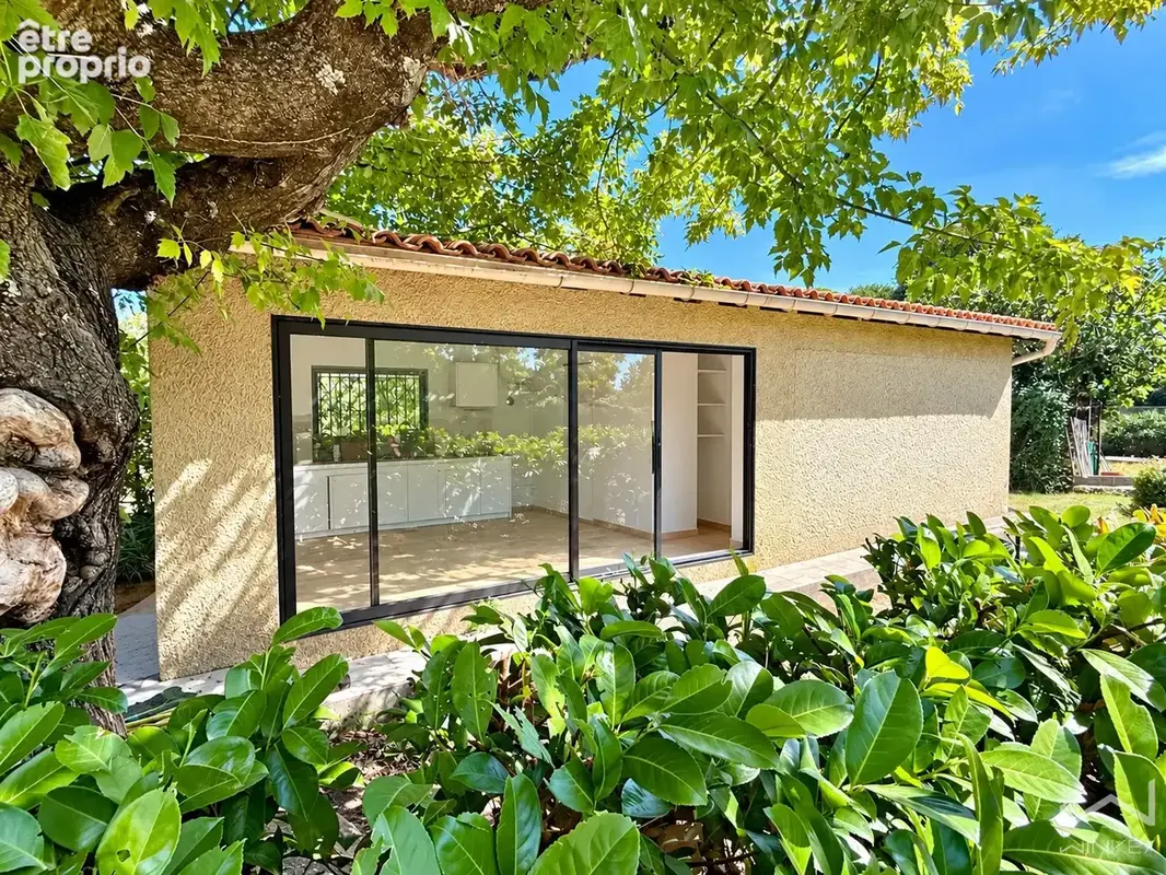Nathalie Sinad vous présente à Uchaux cette propriété d'environ 201 m2 au total, avec piscine, studio et appar - photo 20
