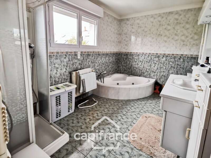 Maison à vendre 7 pièces BESSE SUR BRAYE (72)  -  terrain de 4035 m²  - - photo 9