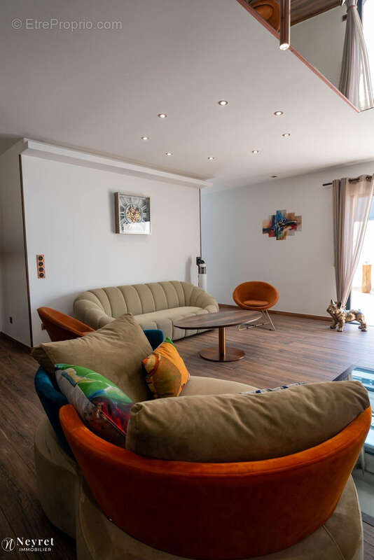 Appartement à SAINT-PRIEST-EN-JAREZ