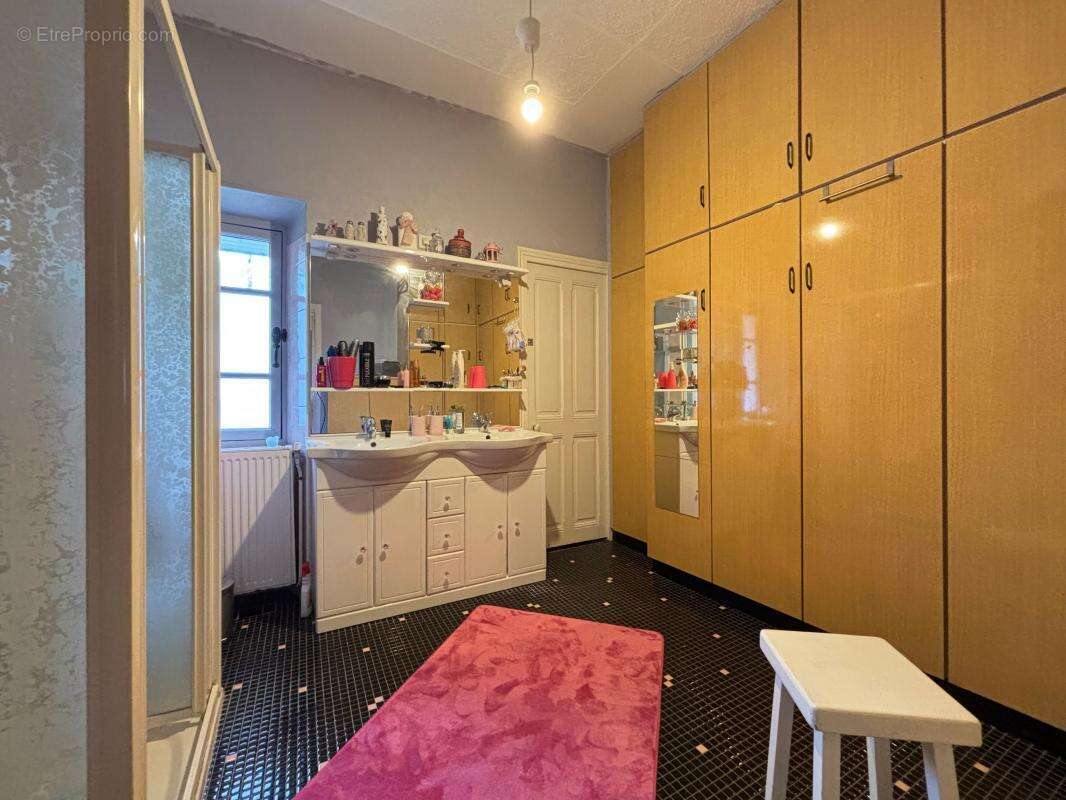 Maison à ENTRE-DEUX-GUIERS