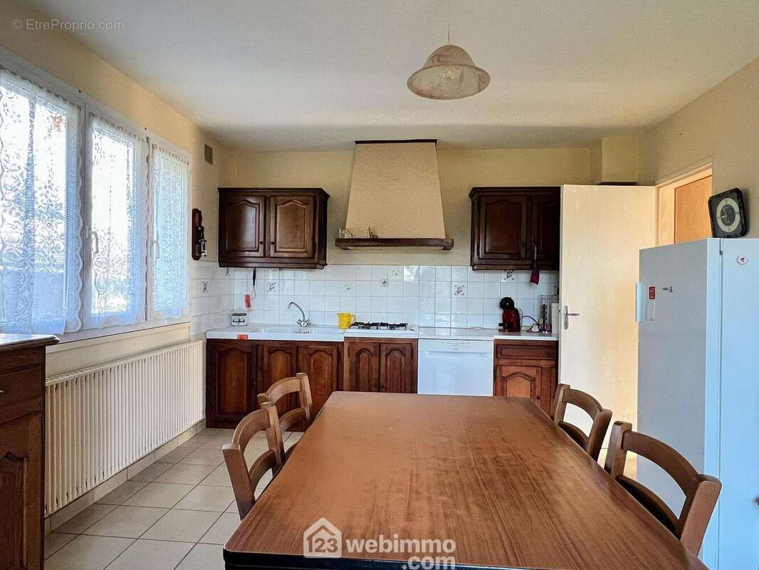 ... d'une cuisine de 19 m²... - Maison à MURS-ERIGNE