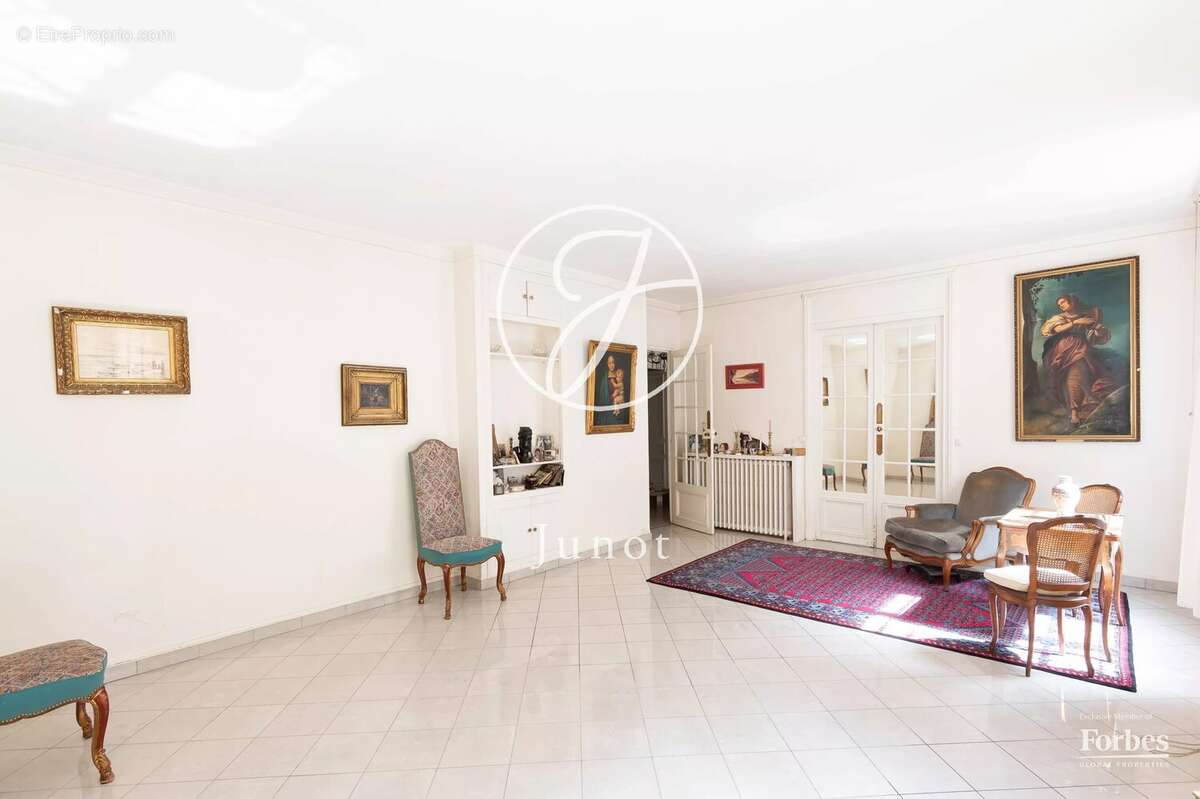 Paris 16e - MAIRIE / TOUR - Appartement - 5 pièces - 91,29m² Carrez - 2/3 chambres - photo 12