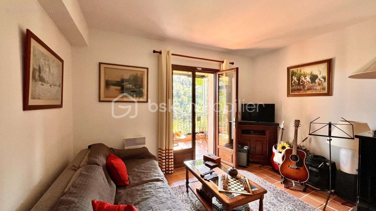 VENCE – Quartier résidentiel très recherché de l'Ara – Élégante villa familiale avec piscine, ascenseur et fort potentiel de div - photo 14