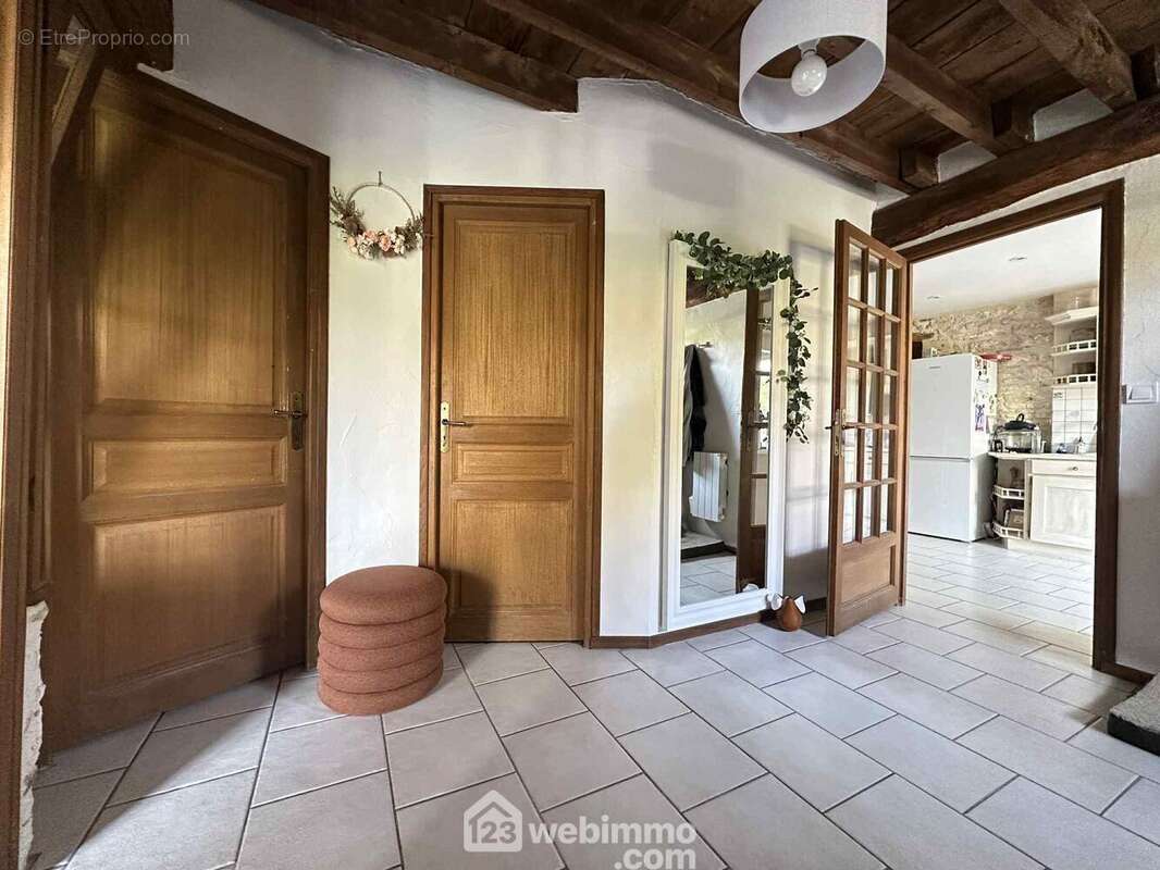 Une vaste entrée de 10 m² distribue ... - Maison à ORGEVAL