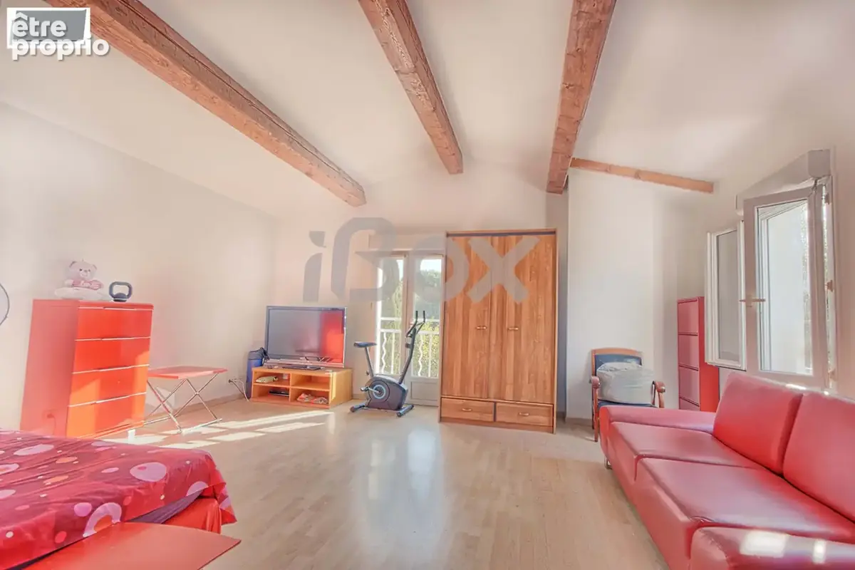 Exclusivité La Valette du Var, Villa d'environ 195m2 avec piscine sur belle parcelle de 580 m2 - photo 11