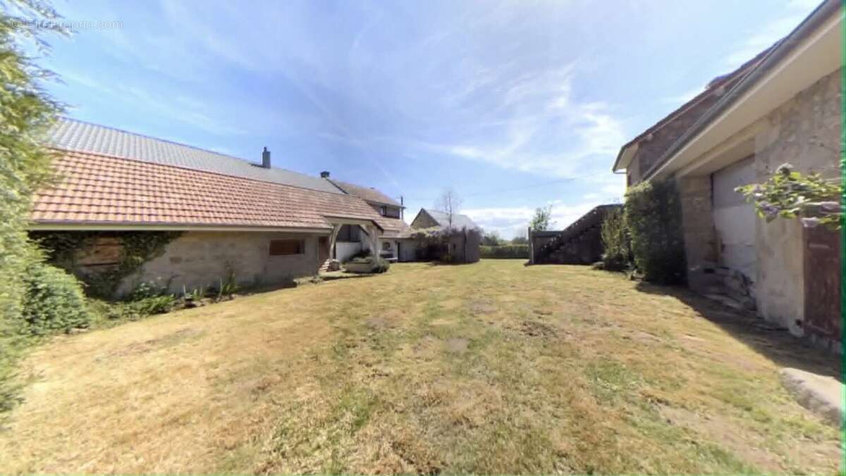 Maison à SAINT-PRIEST-DES-CHAMPS