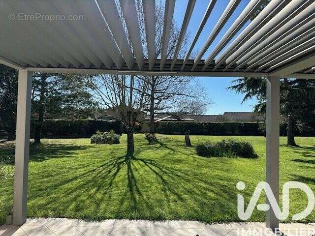 Maison 255 m² à Saint-Seurin-De-Cursac  - photo 7