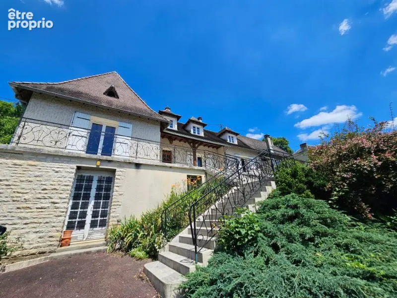 Maison de ville type 7, surface 245 m², garage privatif, sur un terrain 1012 m² - photo 2