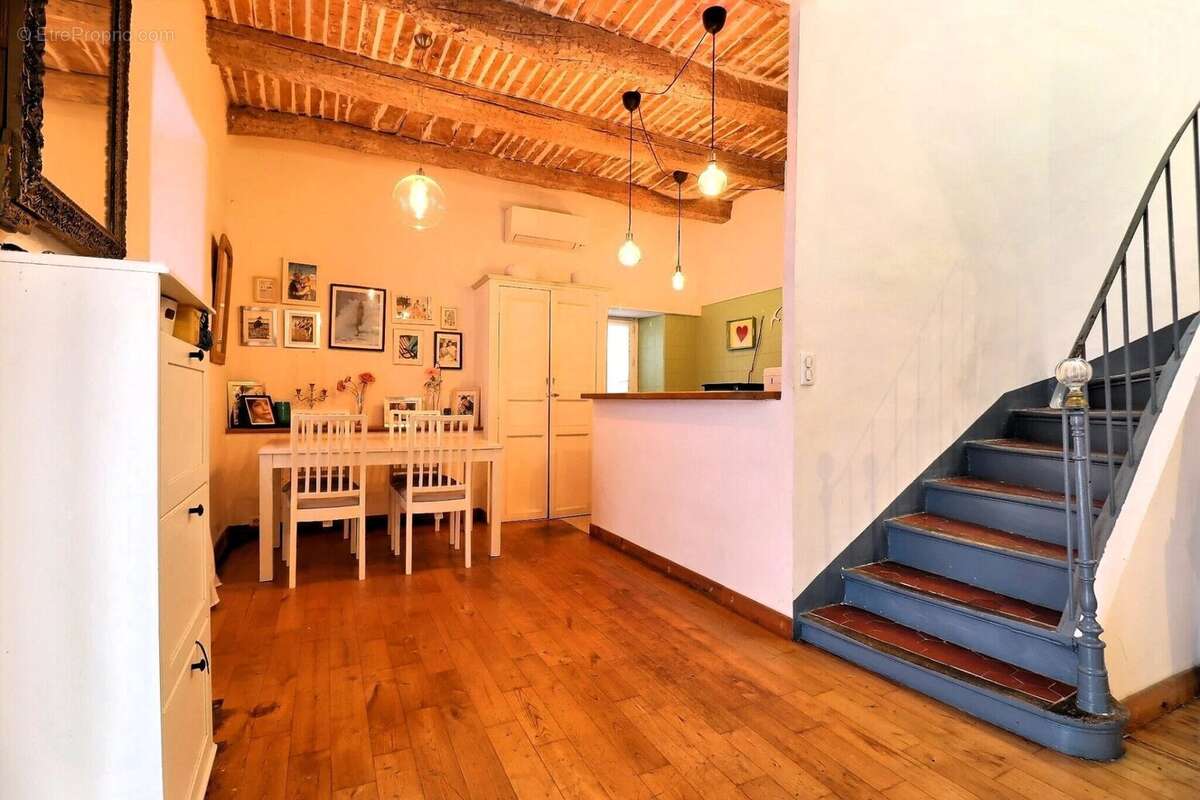 Appartement à CEYRESTE