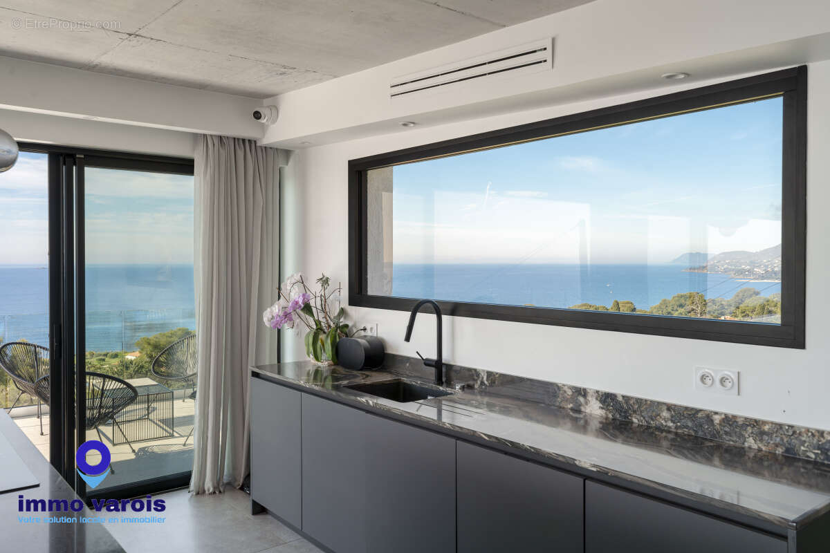 Carqueiranne vue mer panoramique, villa contemporaine 180 m2, 4 chambres, piscine chauffée, terrain 1 000 m2 - photo 4