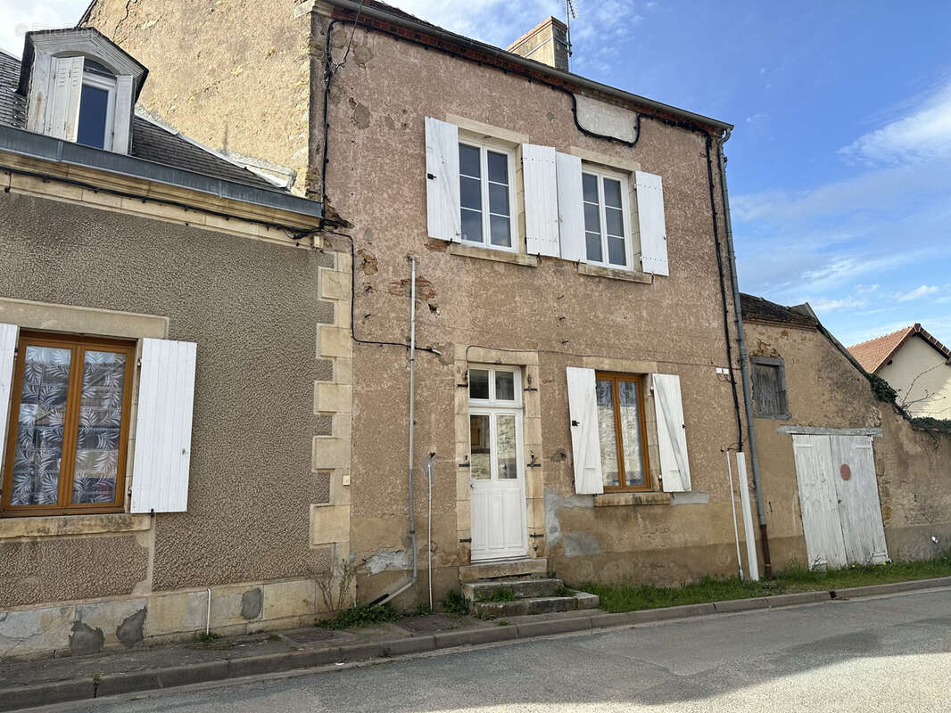 Appartement à AINAY-LE-CHATEAU