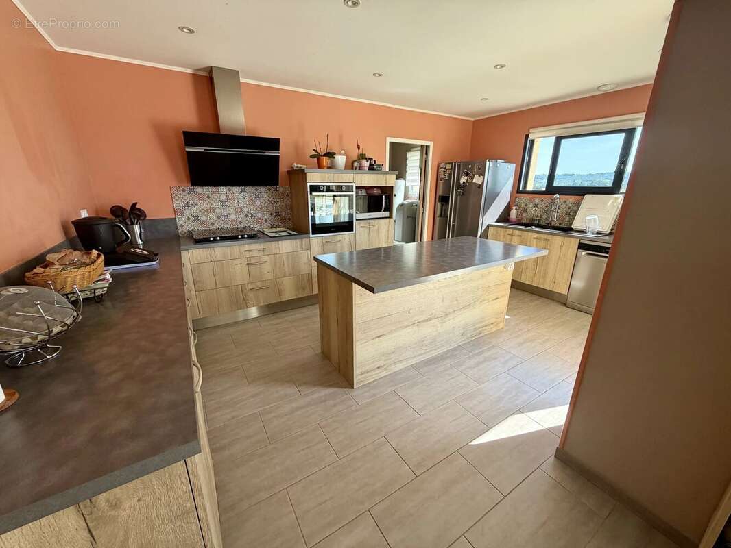 Maison contemporaine de plain-pied de 155m2 habitables avec dépendances sur un terrain de 2 839m2 clos - photo 3