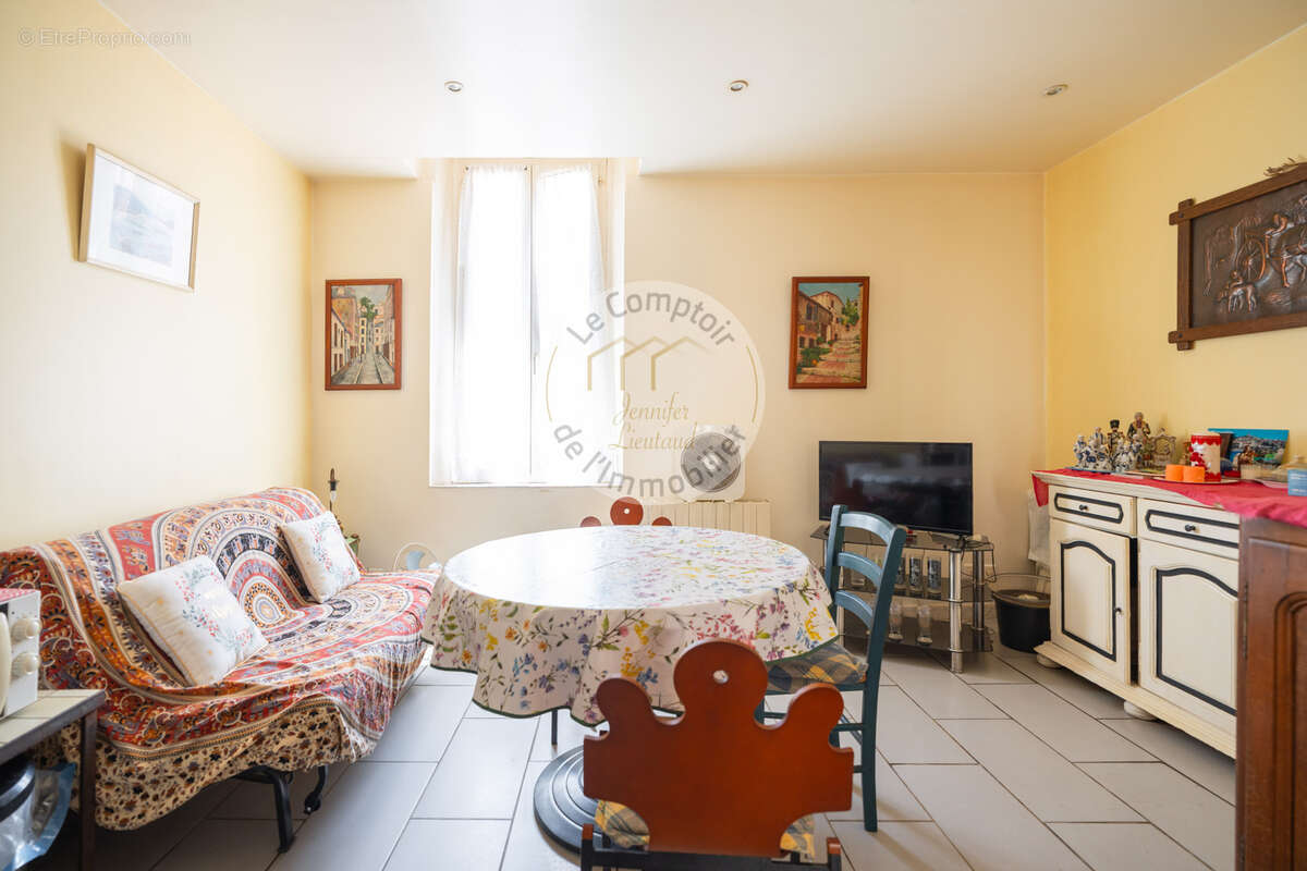 MAZARGUES: Maison de village avec jardin   Un bien aux multiples possibilités - photo 9