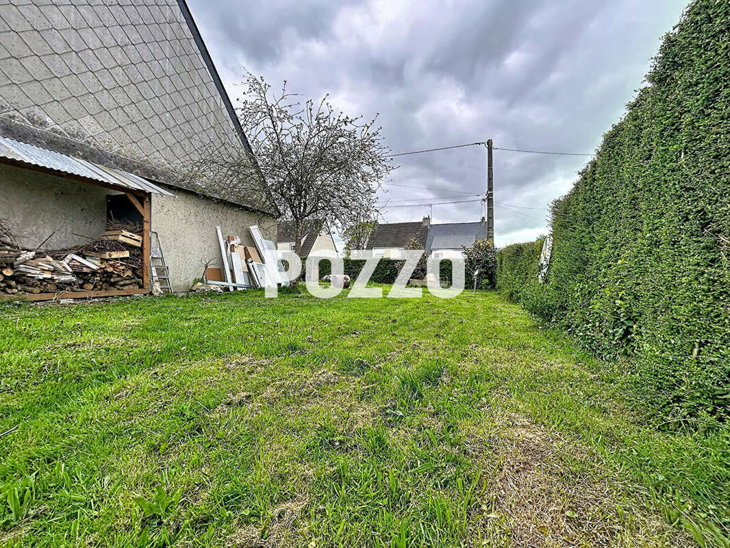 Terrain à VILLEDIEU-LES-POELES