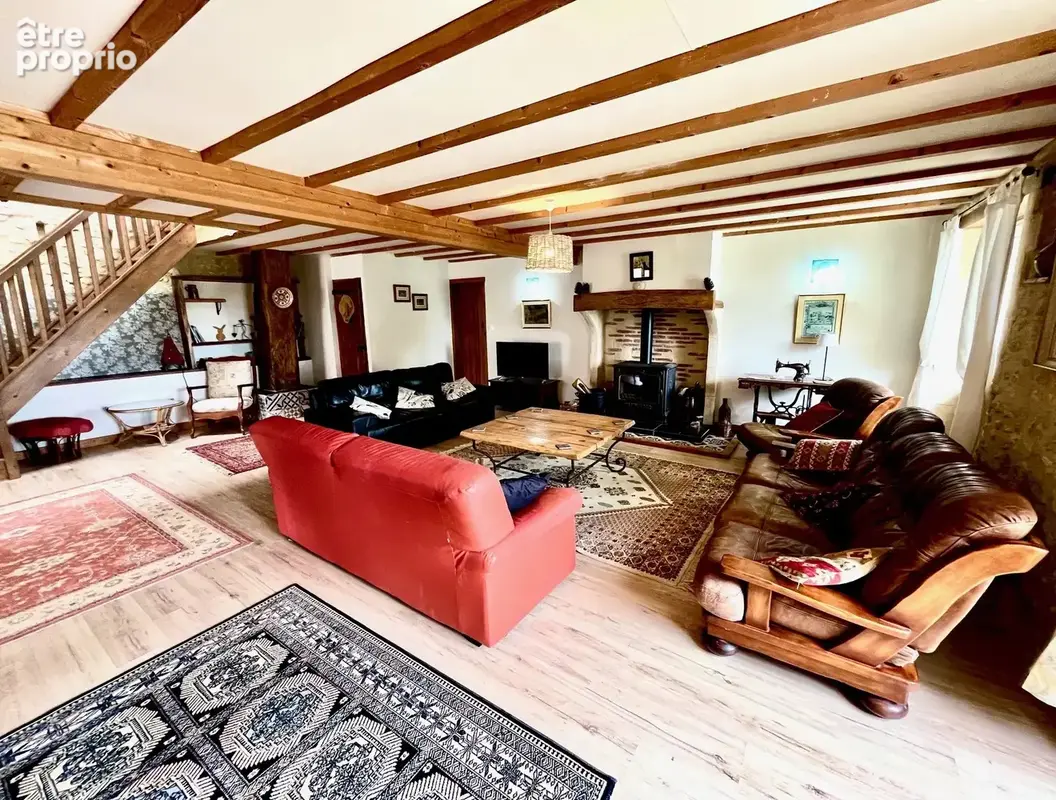 Superbe grange réaménagée avec 6 chambres et 4 salles de bains, offrant une vue imprenable - photo 3