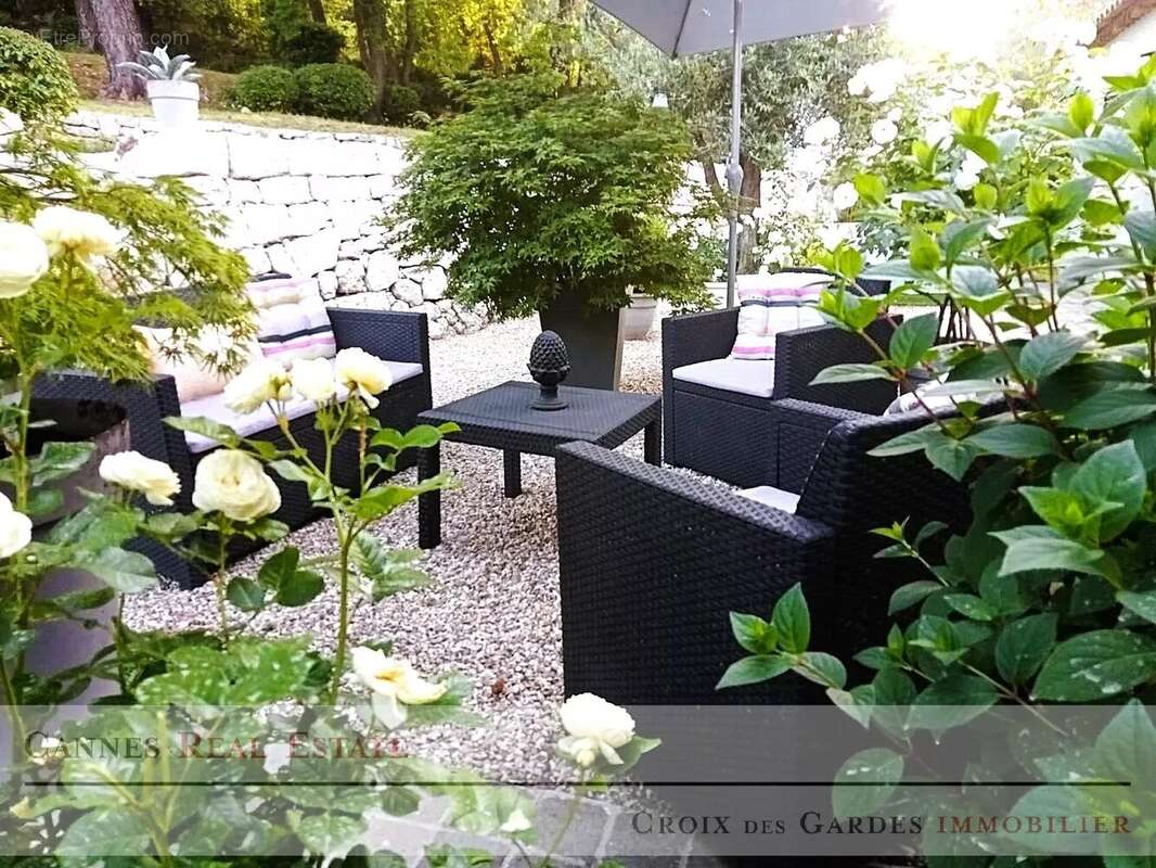 Maison au calme à pied du village avec jardin arboré et dépendance - photo 2