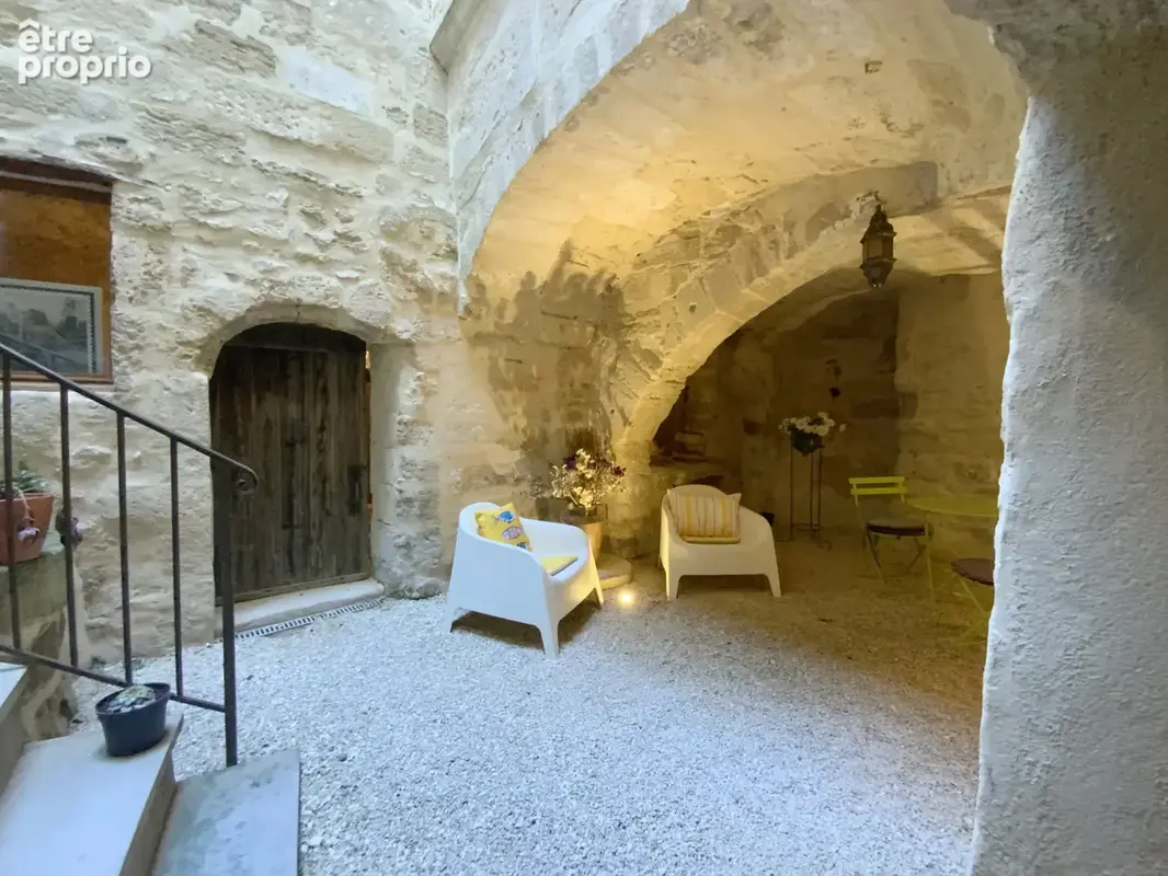 Maison en pierre rénovée avec terrasses en plein coeur historique d'Uzès. - photo 11