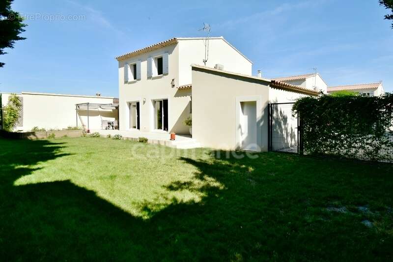 Maison à FONTVIEILLE