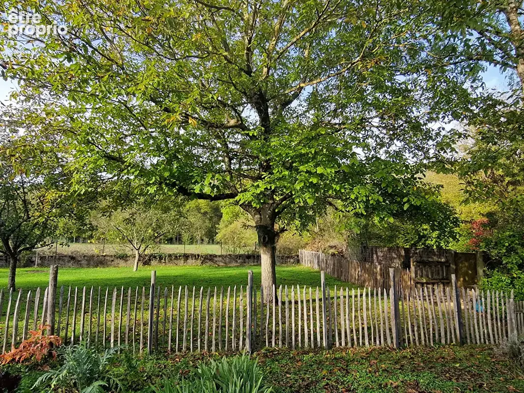Villa dans village avec commerces , piscine , beau terrain bordé par une rivière - photo 24