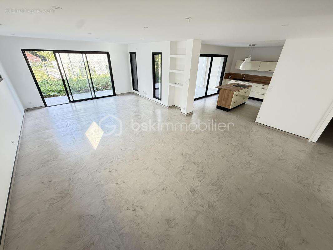 Maison à SAINT-ERBLON