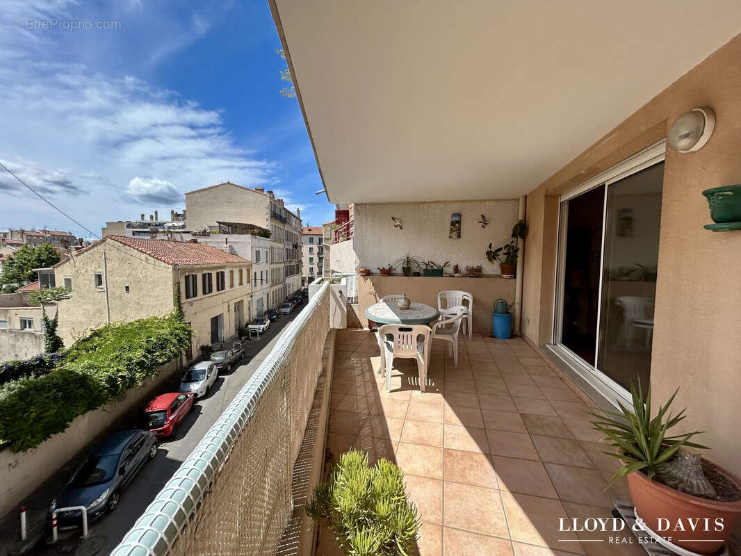 TERRASSE SUR IMPASSE ENSOLEILLEE - Appartement à MARSEILLE-5E