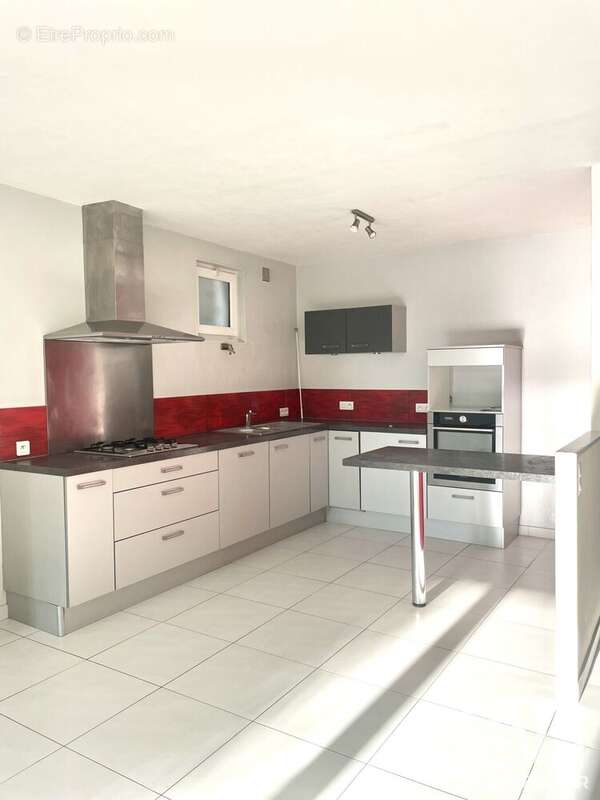 Maison 92 m² à Saintes  - photo 2