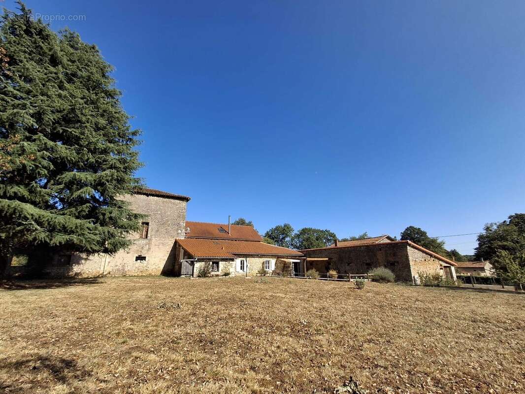 Maison 136 m² à Chasseneuil-Sur-Bonnieure  - photo 2