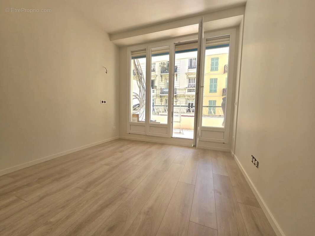 NICE – CARRÉ D’OR  3 piéces renové, grande terrasse sud, à deux pas de la mer - photo 5