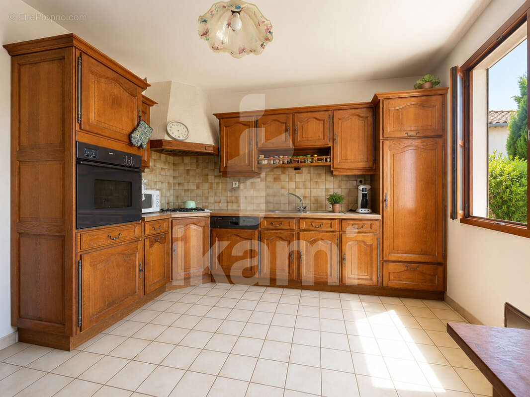 Maison avec garage, cave et jardin - photo 2