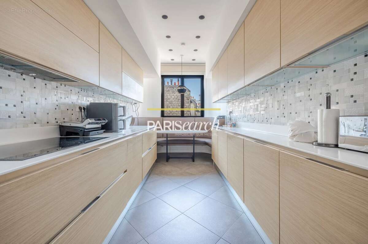 Appartement à PARIS-16E