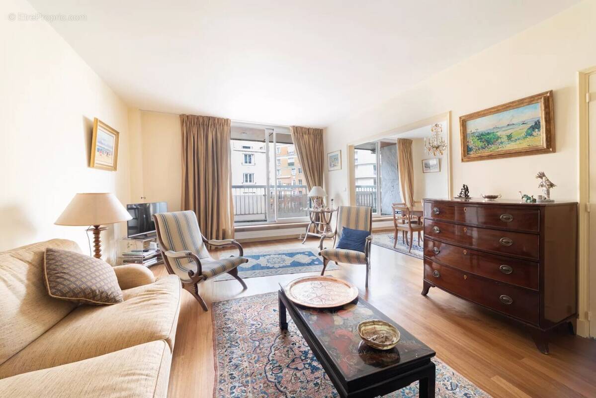Appartement à PARIS-16E