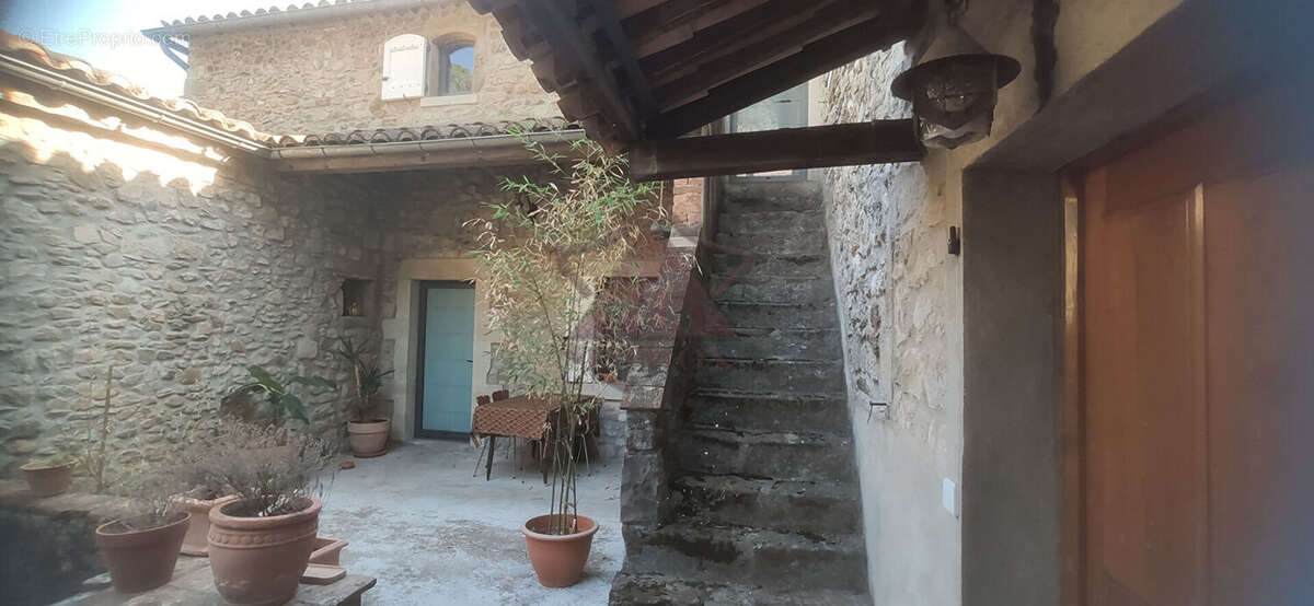 Maison à MEYRANNES