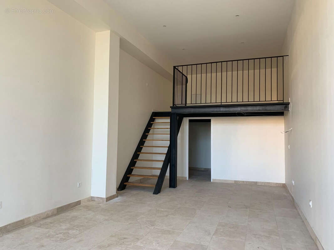 Commerce à BONNIEUX