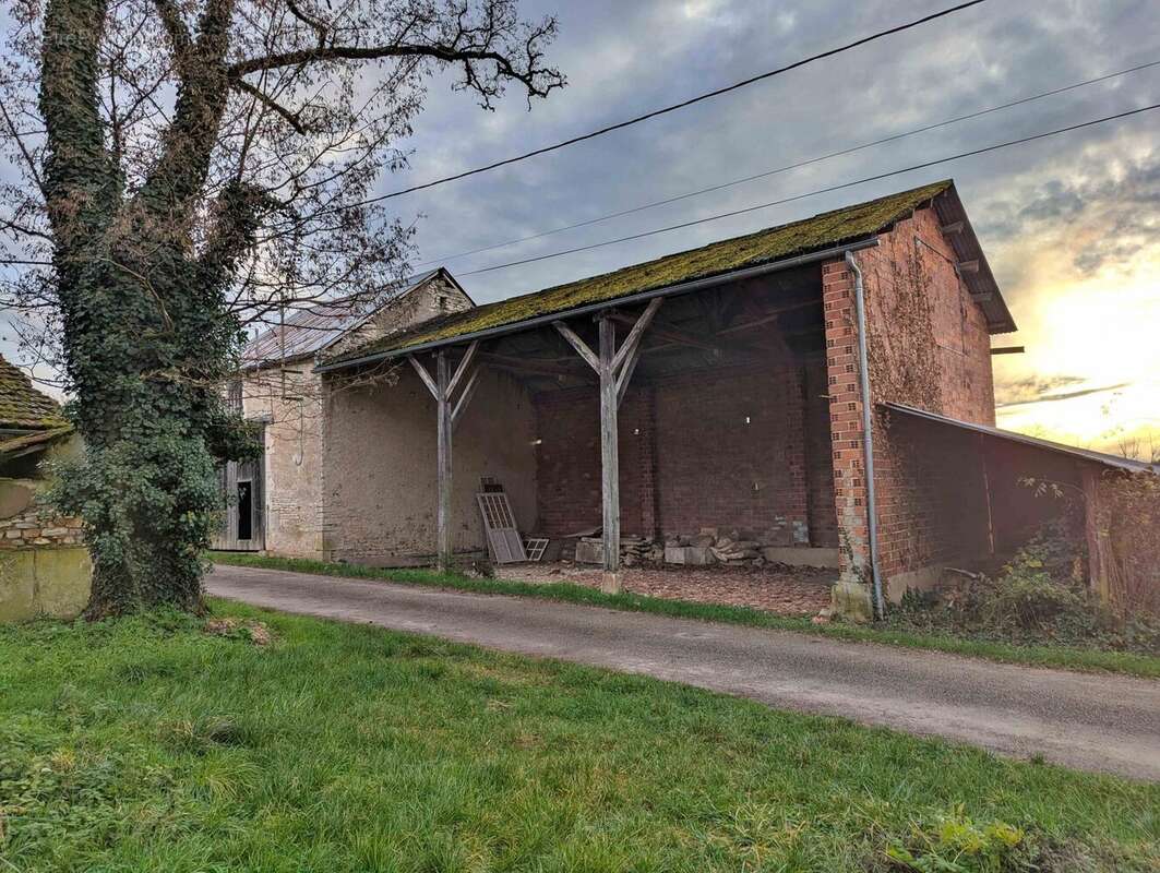 Maison à MAILLY-LE-CHATEAU