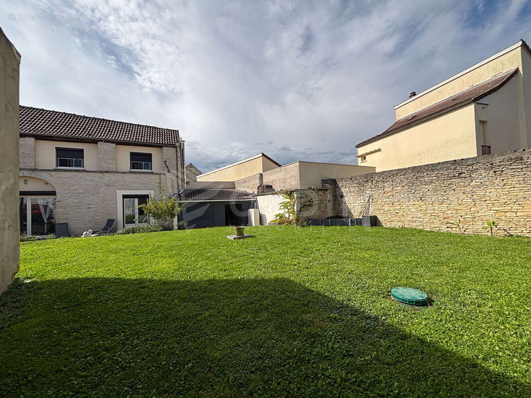 Maison à CRUZY-LE-CHATEL