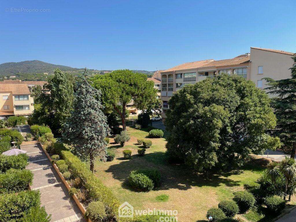 Domaine résidentiel niché dans un parc arboré de 4 hectares, avec piscine et gardien à l?année. - Appartement à SAINTE-MAXIME