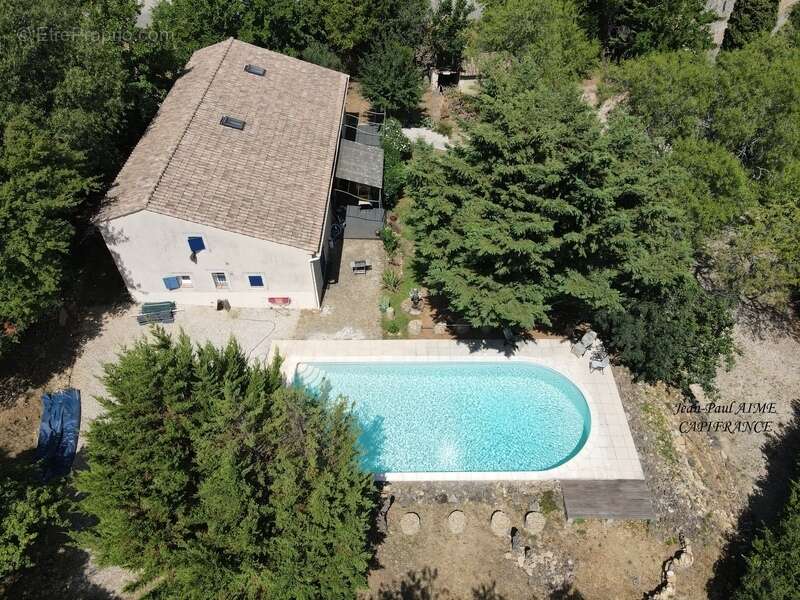 À Vendre – Gard Rhodanien -  SALAZAC Maison de Charme d'environ 200 m2 avec Piscine sur un terrain de 2079 m2 - photo 2