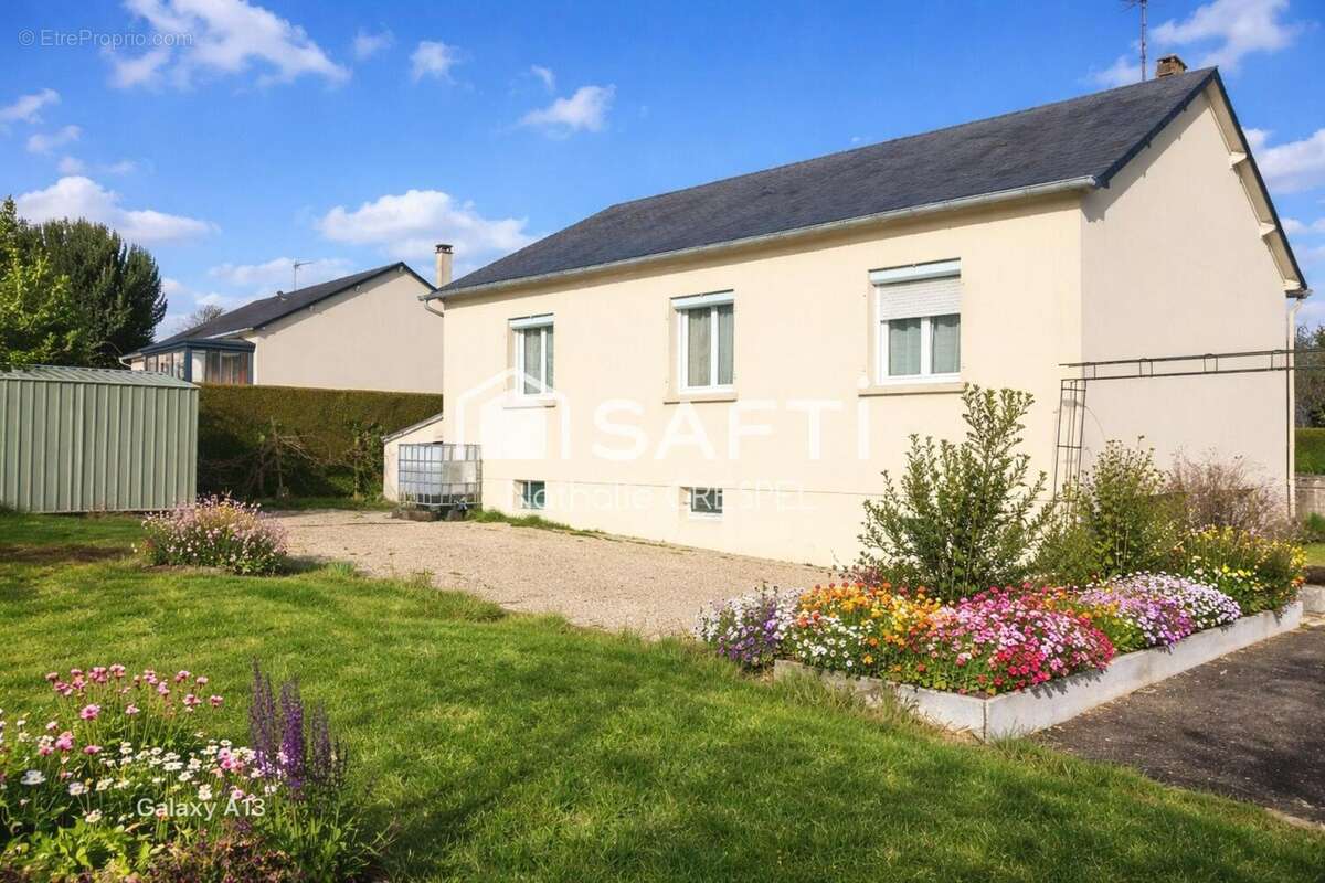 Photo 2 - Maison à AMBRIERES-LES-VALLEES