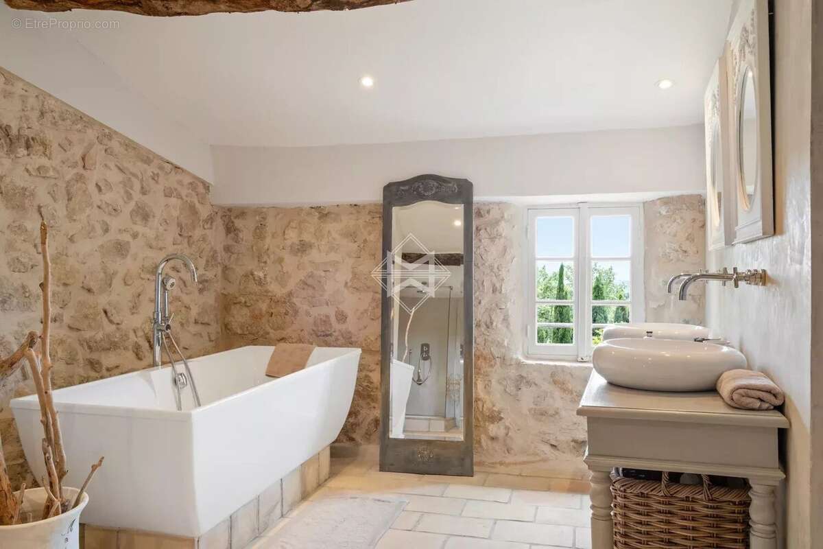 Maison à CHATEAUNEUF-GRASSE