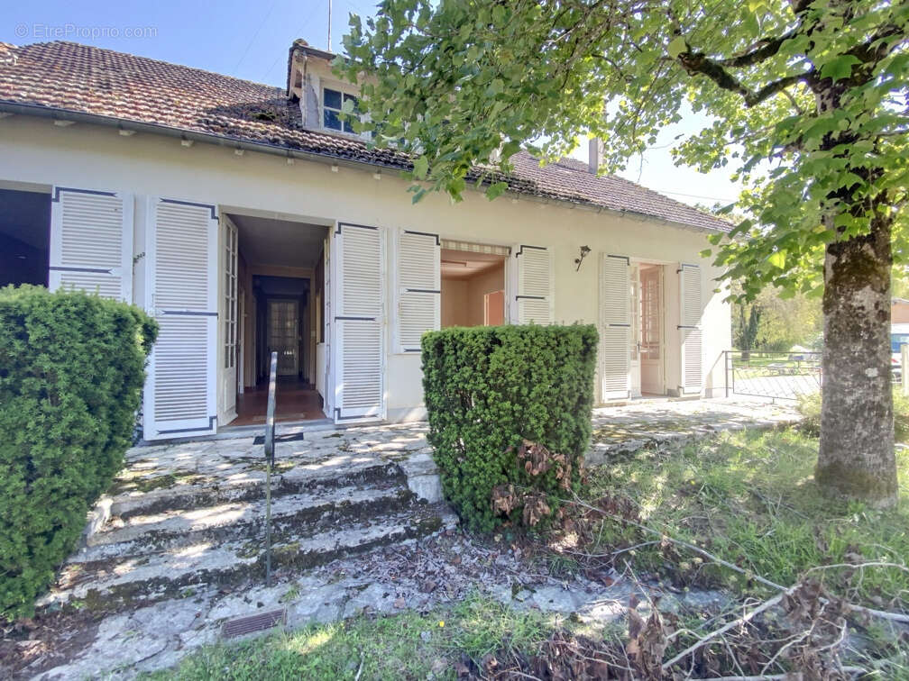 Maison à MANZAC-SUR-VERN