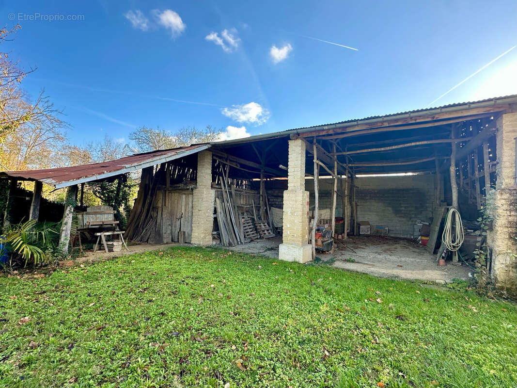 Parking à BEAUMONT-DE-LOMAGNE