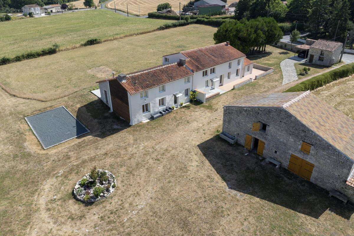 Maison à CONTRE