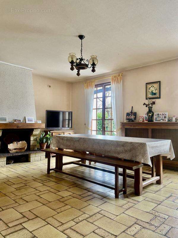 Maison au calme avec grand terrain et beau potentiel - photo 4
