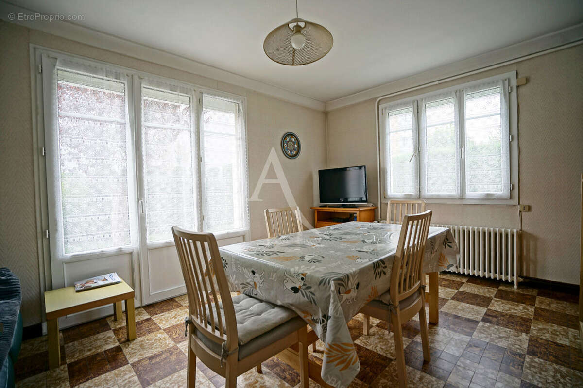 Maison à SAINT-JEAN-DE-BRAYE