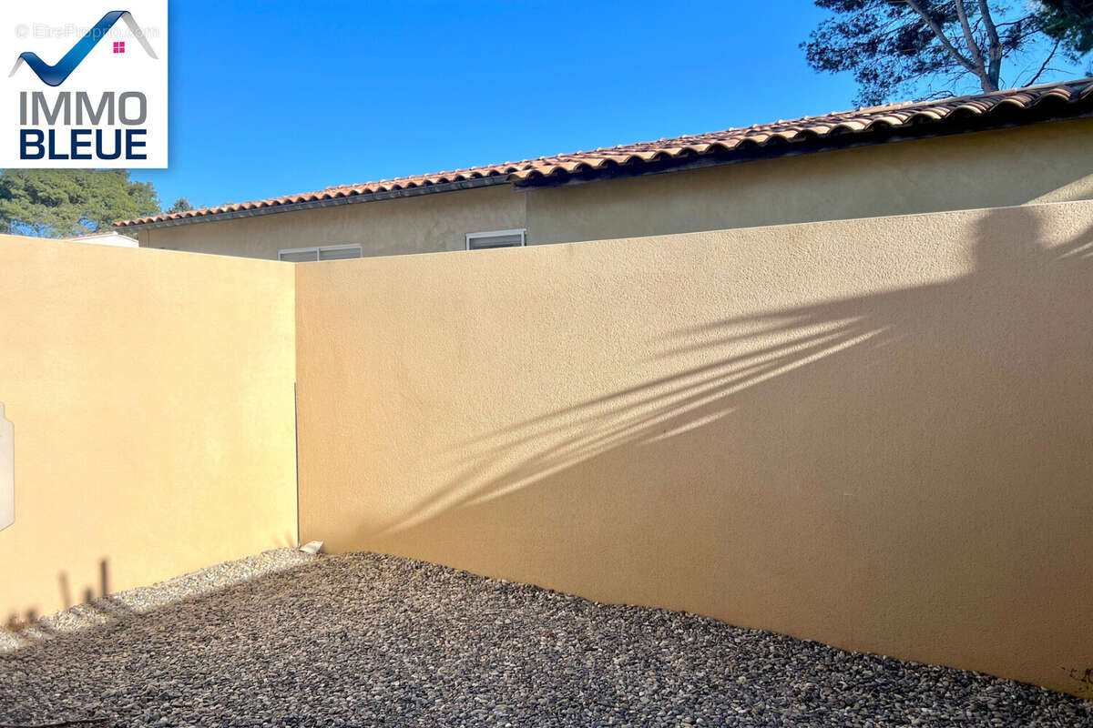 Maison à SAINT-MITRE-LES-REMPARTS