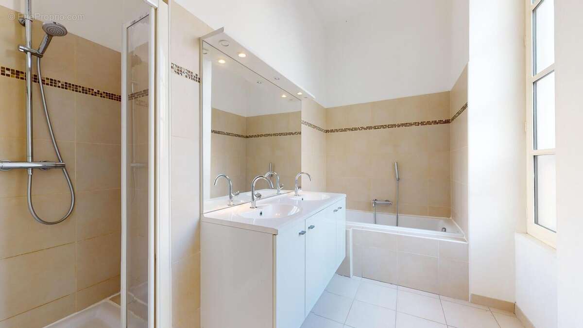 Appartement à MARSEILLE-2E